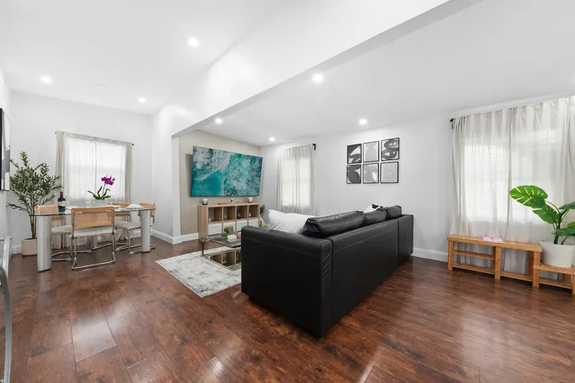 Luxurious Apartment - CityPlace, Convention Center - Image 1