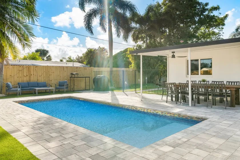 Gardens Backyard Oasis Heated Pool & Putt Retreat - Image 1