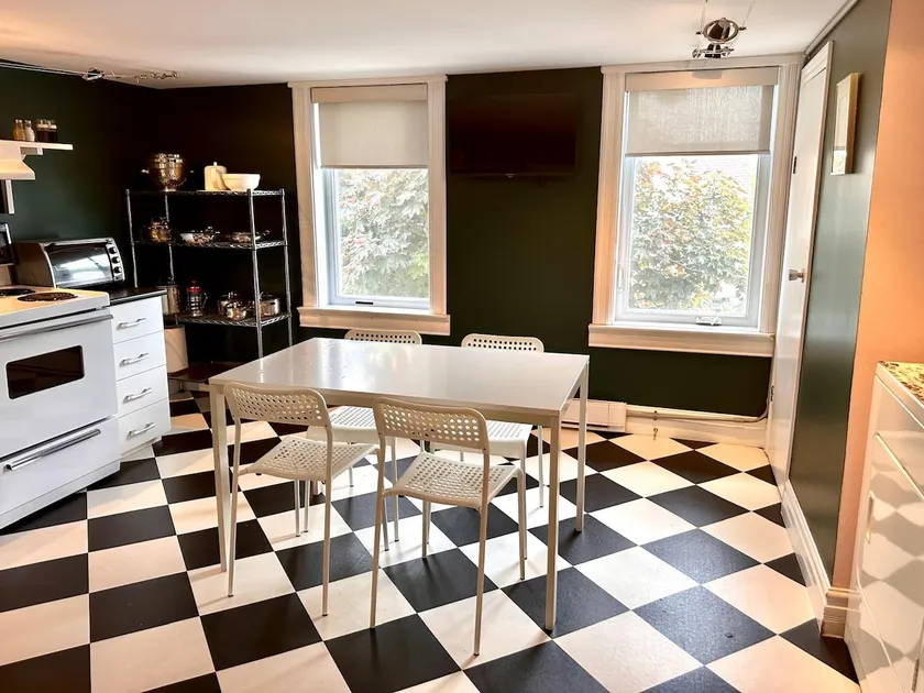 Walk to ByWard Market | Cozy Hull Apartment - Image 1