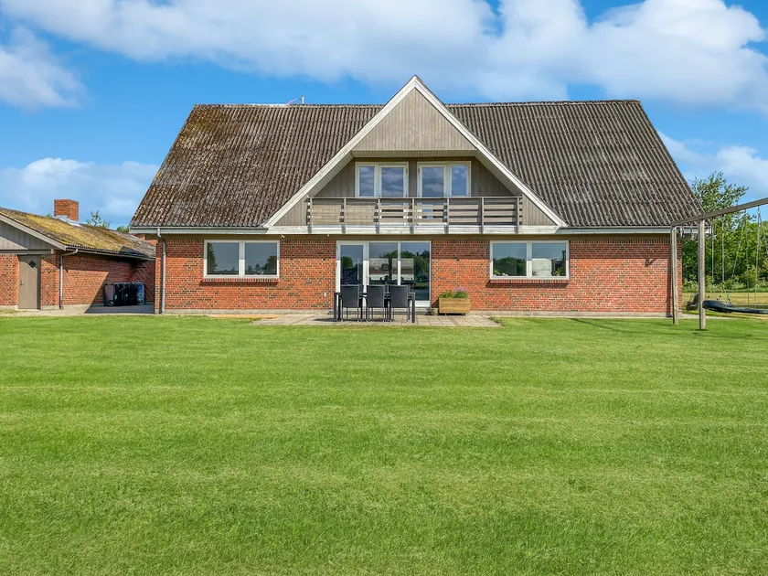 House in green nature with small sports hall - Image 1