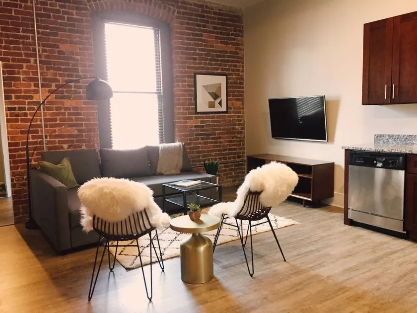 LOCATION!! Historic Loft 1 Block to Broadway! 405 - Image 1
