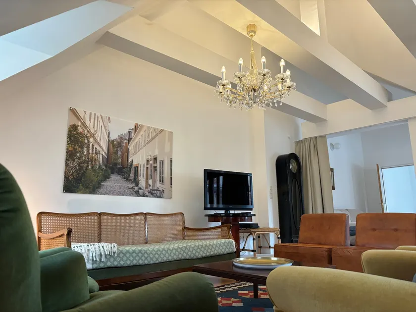 Spacious apartment in historic building - Image 1