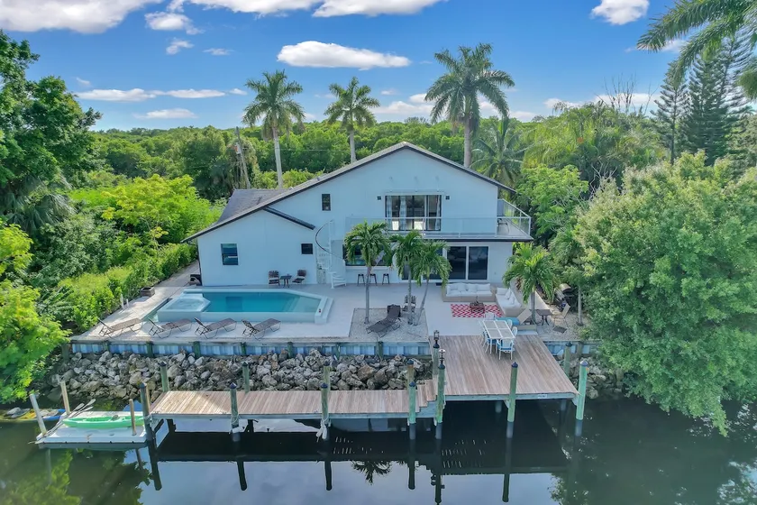 Waterfront Fun on the River, Spacious Modern Home - Image 1