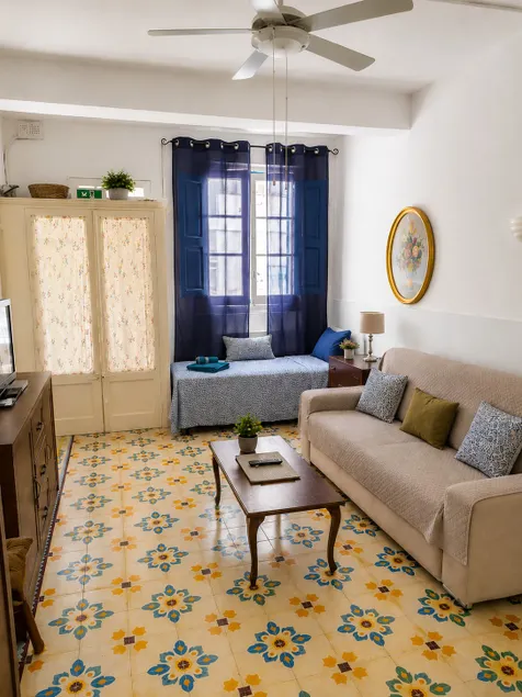Riviera Holiday Home Near the Sea - Image 1