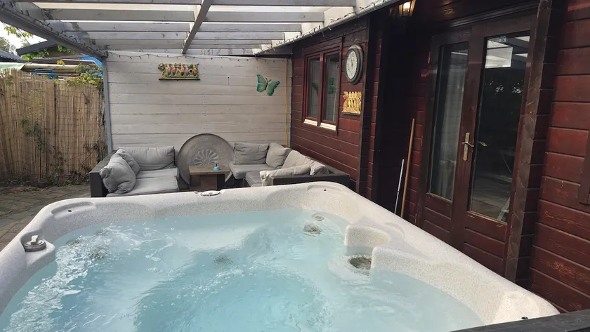 Balistyle guesthouse incl Jacuzzi near Amsterdam and Schiphol - Image 1