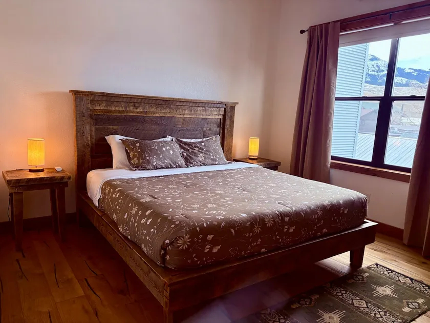 Wonderland Lodge Electric Peak Suite - Image 1