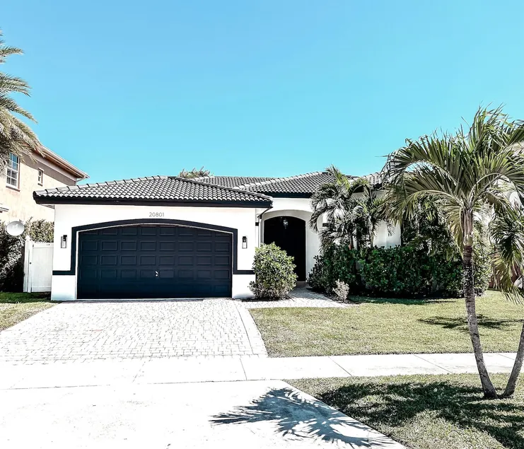 Stylish Miami Getaway | Near Beach + Free Parking - Image 1