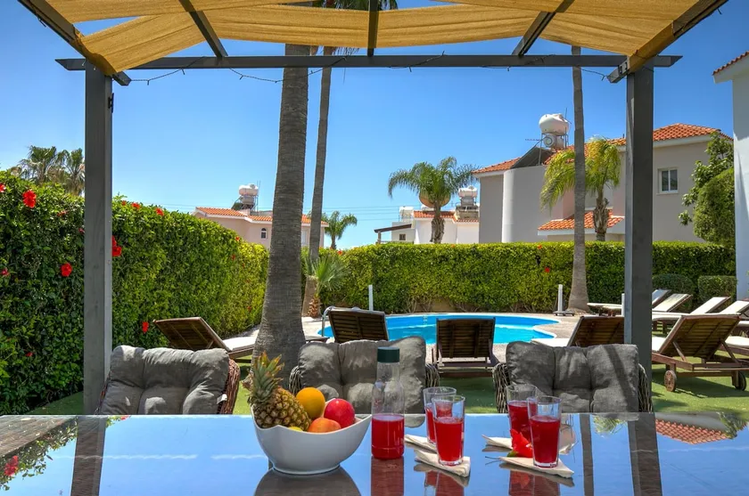 Villa Oasis - Smuk Villa med Stor anlagt Have og Nyreformet Pool. 500 meter fra Coral Bay Strip - Image 1