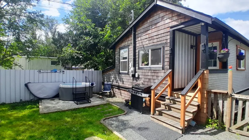 Adorable cottage retreat. Unwind in the private hot tub, enjoy a BBQ, and 🔥 pit - Image 1
