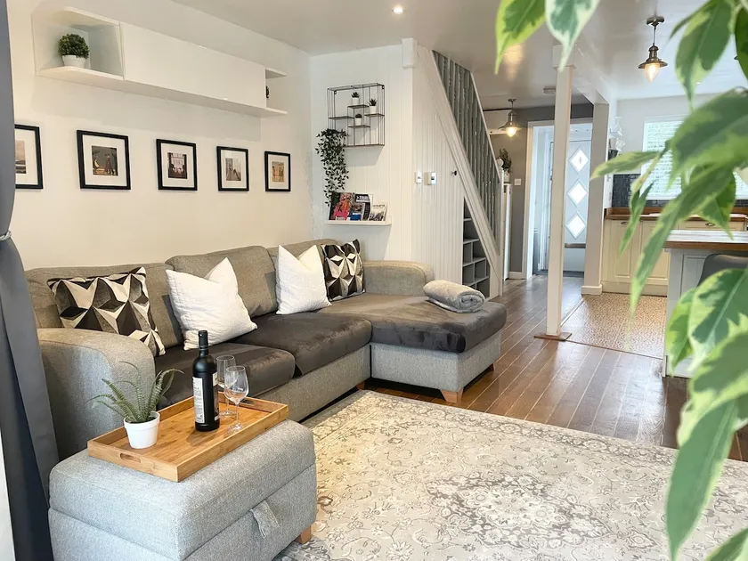 2 bed House with Sea View and 2 parking spaces - Image 1