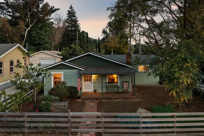 Coastal Country Cottage | Beach & Downtown - Image 1