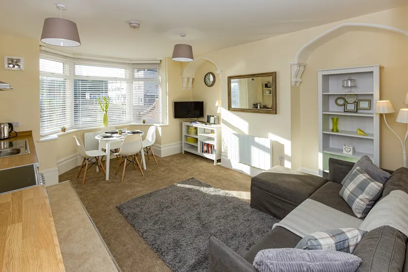 Central Ground Floor Apartment with Free Parking ! - Image 1
