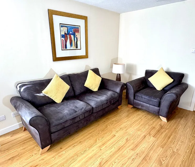 Paisley Apartment town centre free Private Parking - Image 1