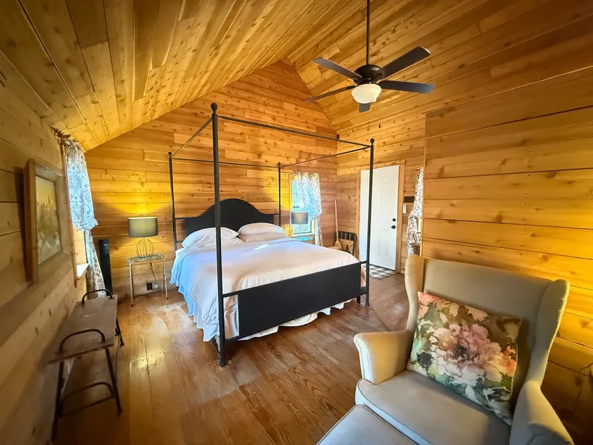 Hideaway Cabin - tranquil and woodsy with hot tub - Image 1