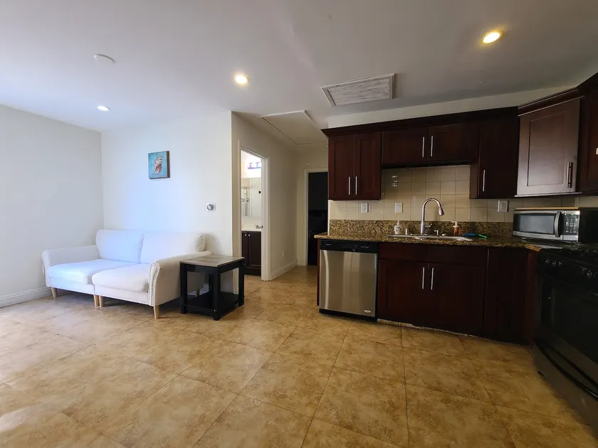 Cozy Cottage: Located in a beach city - Image 1