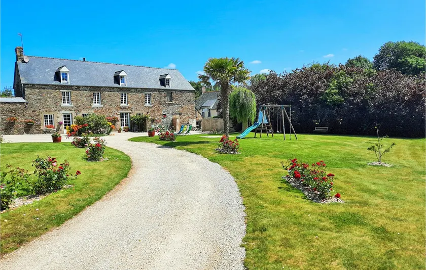 Gorgeous Apartment In Roz-Landrieux With Wifi - Image 1