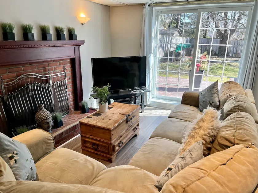Bright Private Suite w/Separate Entrance & Patio - Image 1