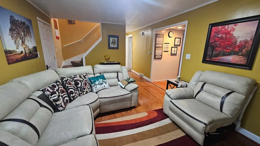 Cozy and spacious oehman home - Image 1