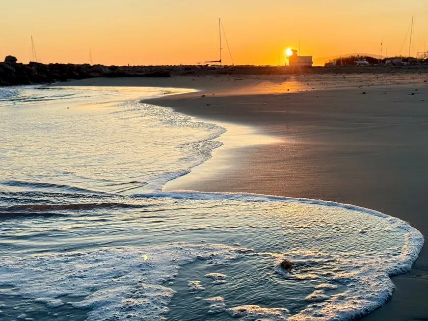 7/8 ”The Song of the Waves” Beachfront Apartment - Image 1
