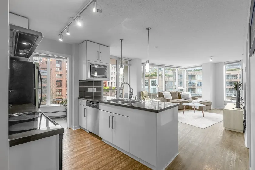 3 beds downtown, pool, hottub, sauna/ free Parking - Image 1