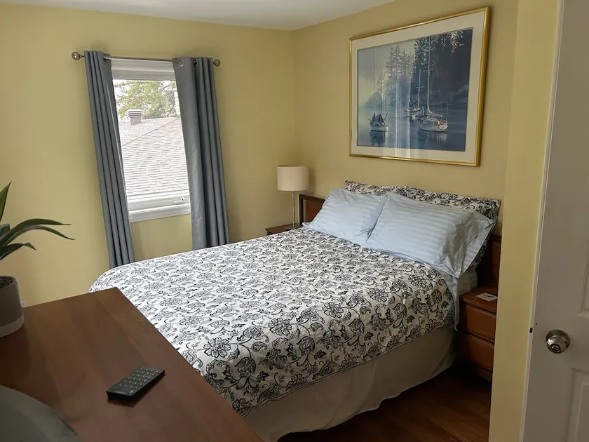 1 Bdrm Executive Suite Free Parking & Wi-Fi. - Image 1