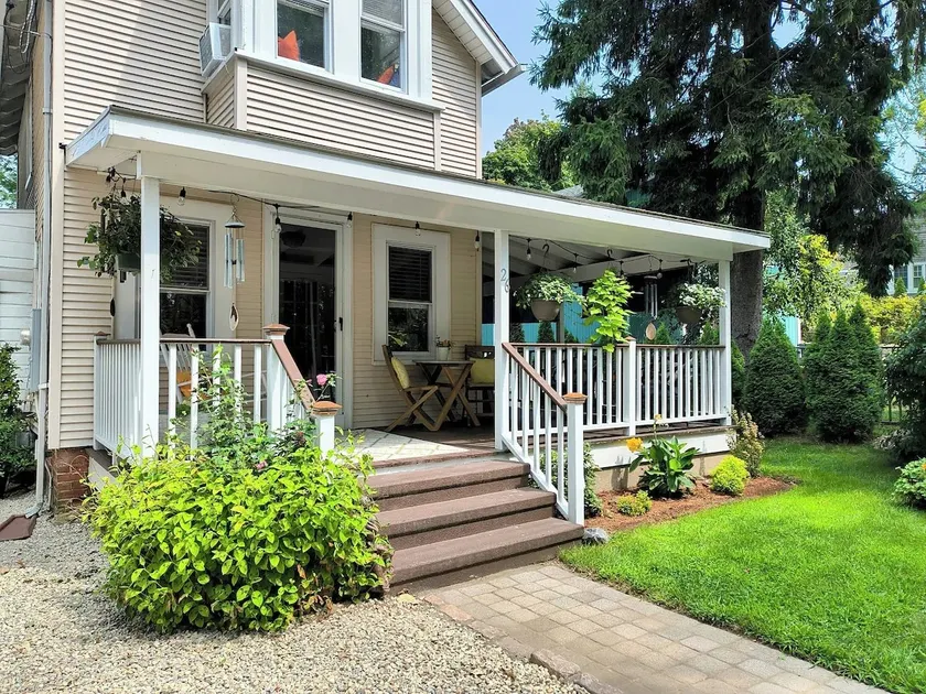 Cozy 2 Story Cottage in Short Beach Community - Image 1