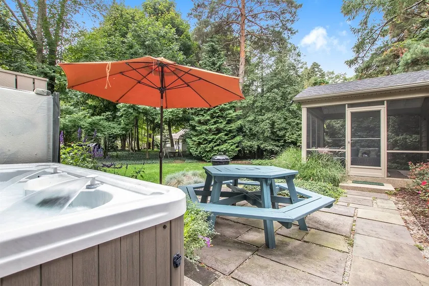 Daisy Cottage: Hot Tub, Walk to Lake Michigan, BBQ - Image 1
