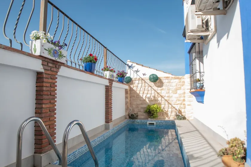 Country house with a private pool - Image 1