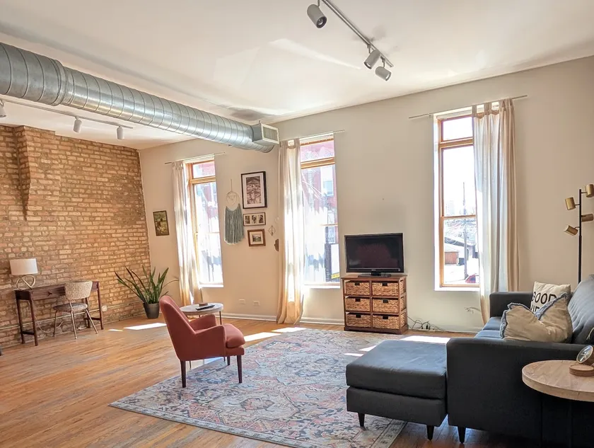 ✨Spacious Centrally Located West Loop Loft✨ - Image 1