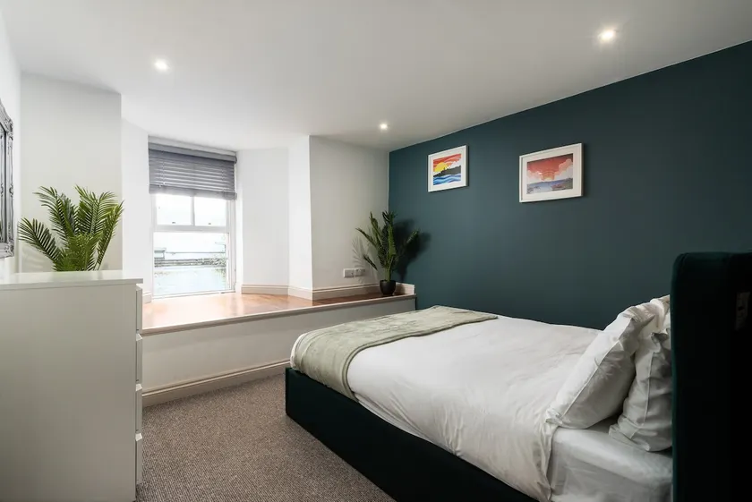 Modern 1 bedroom apartment close to Penzance town centre. - Image 1