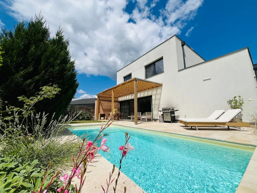 House in Pezinok with swimming pool, Bratislava - Image 1