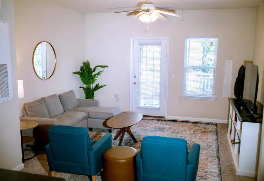 2BR 2BA Apt. King Beds- Pool/Gym - Image 1