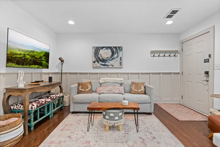 Heart of Nashville • King Bed, Near Broadway - Image 1