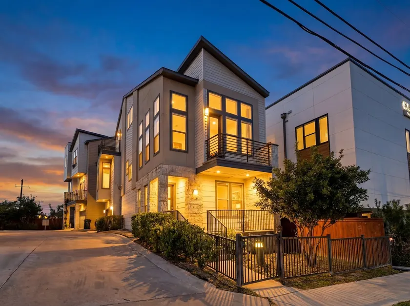 5BR House with City Views: Walk to Pearl District - Image 1