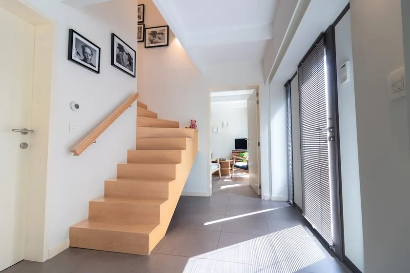 Quiet luxurious residence with private parking - Image 1