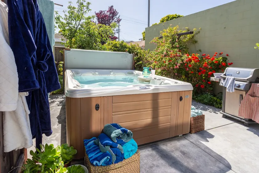 New Designer Home w Relaxing Hot Tub - Image 1