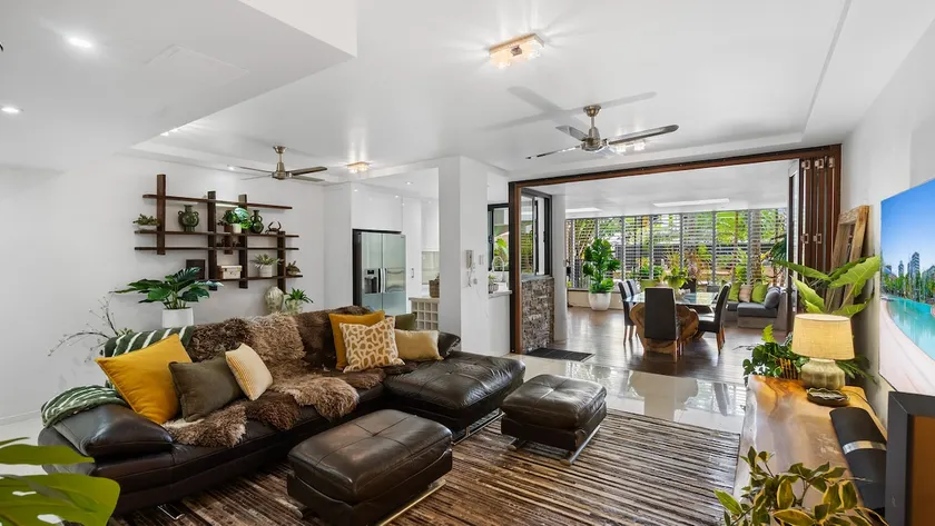 Luxury Beachfront Apartment with Direct Pool Access - Image 1
