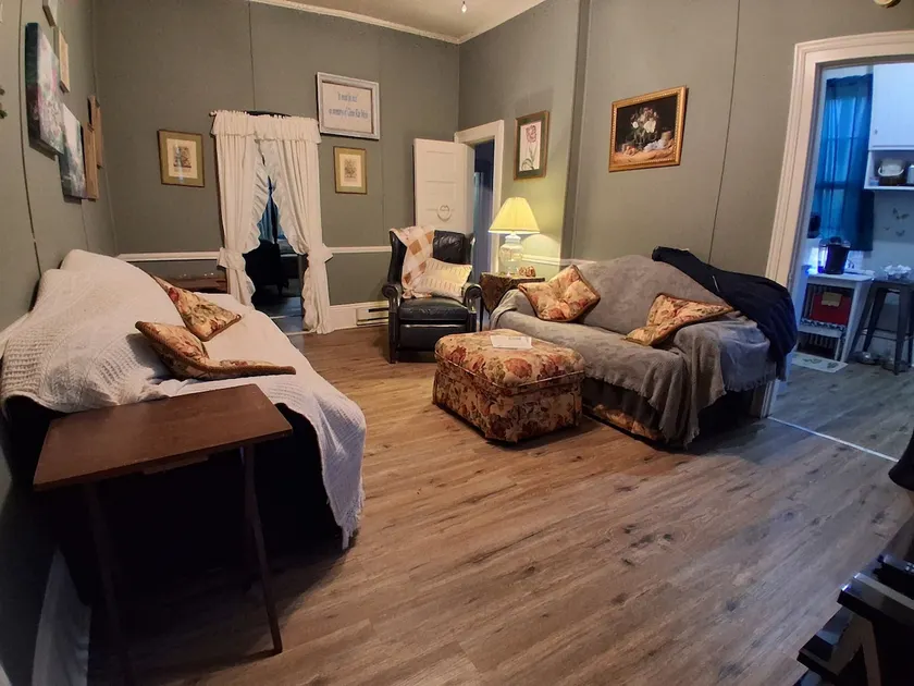 Cozy historic pet-friendly apartment near I-95 - Image 1