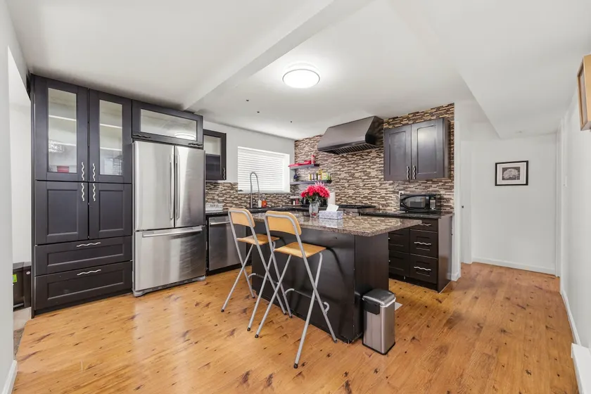 Stylish 2BR Apartment Near Langley Event Centre - Image 1