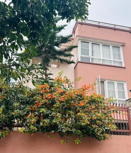 Queens' Garden Apartment & Vacation Home - Image 1