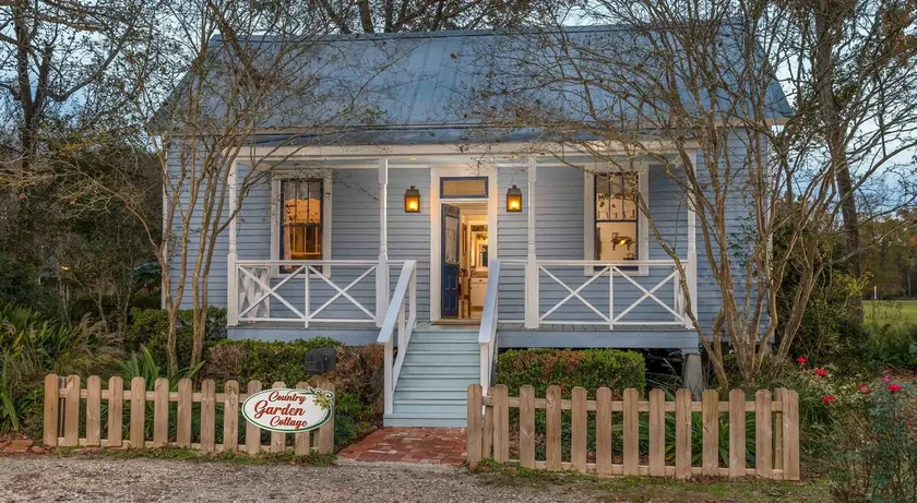 Maison D'Memoire Bed & Breakfast Cottages - Image 1