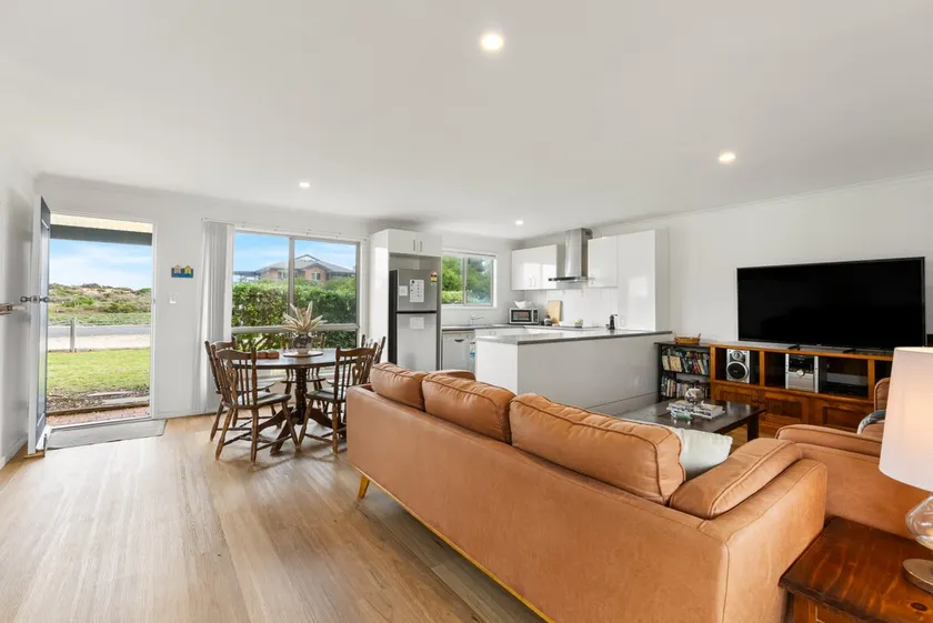 Sea Breeze - Spacious Family Escape near Surf Beach - Image 1