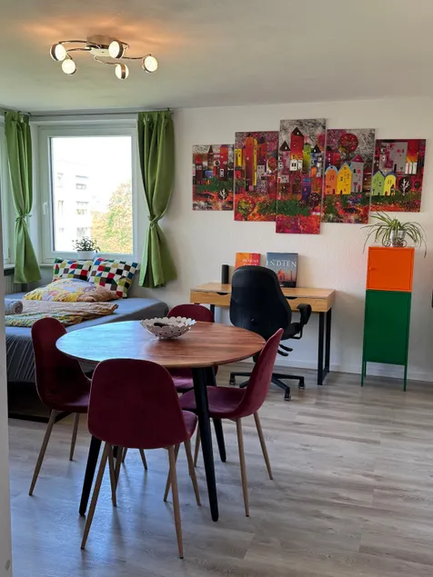 king bed Studio 0.5h to city centre free parking - Image 1