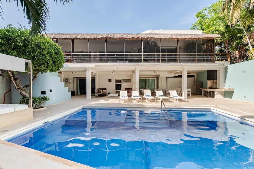 Stunning Luxury 5BR Villa with Waterfront Views - Image 1