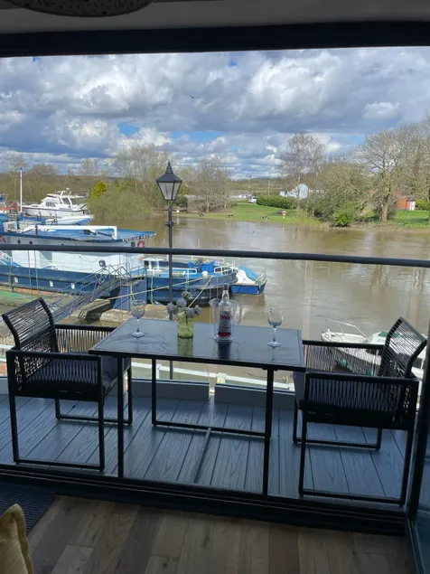 River front unique stylish home with free parking - Image 1