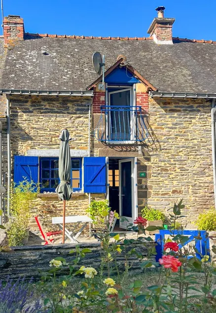 Cottage near to centre of La Gacilly with parking. - Image 1