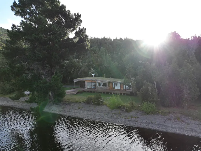 Casas Martin Pescador Lago Huillinco, Chiloé - Image 1