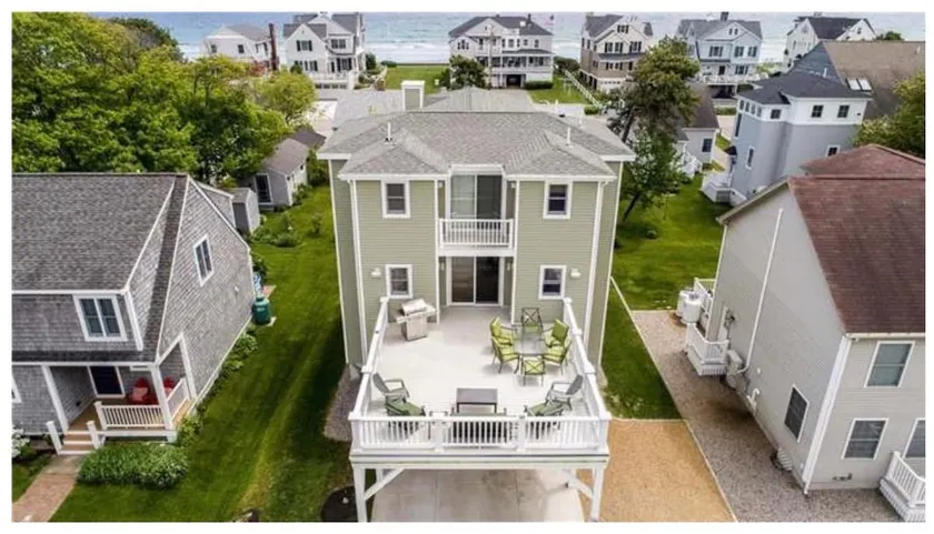 Immaculate Moody Beach House - Image 1