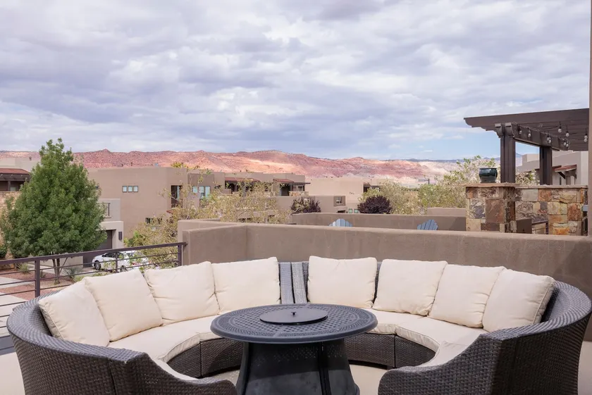 2 King En Suites - Spacious 4BR w/ Rooftop Patio - Image 1