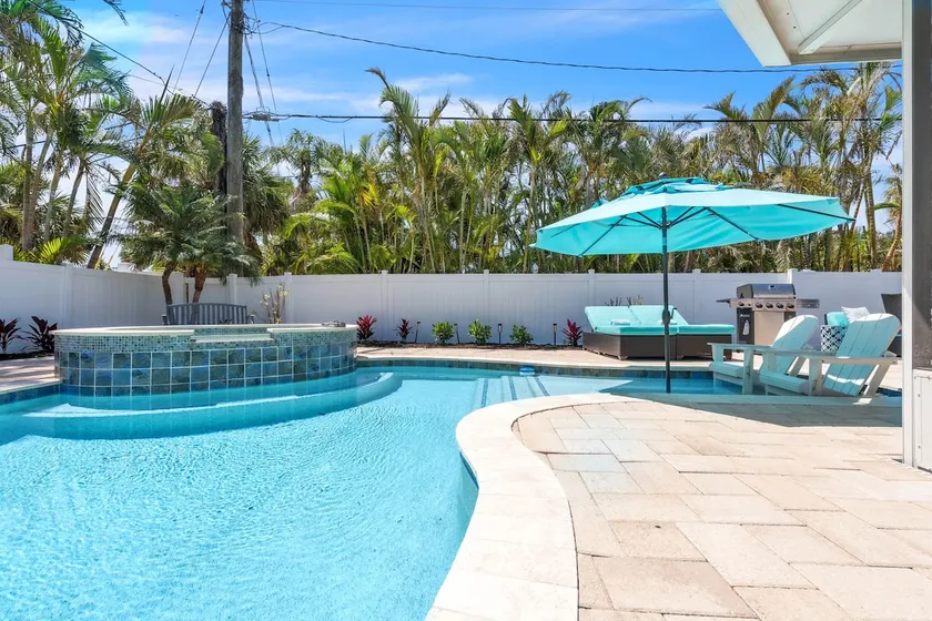 Coral Beach 3 Bedroom Home by RedAwning - Image 1